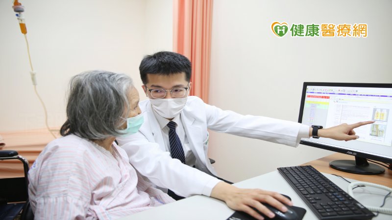 花蓮慈濟醫院高齡整合照護科主治醫師許晉譯，向病人解釋用藥注意事項。