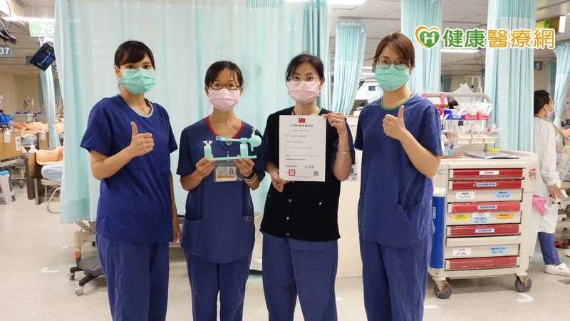 嘉義大林慈濟醫院腎臟內科腹膜透析護理團隊研發「腹膜透析接管固定輔助裝置」，有效避免感染風險，這項成果用心解除病人痛苦榮獲專利肯定，堪稱護理之光。（照片由大林慈院提供）