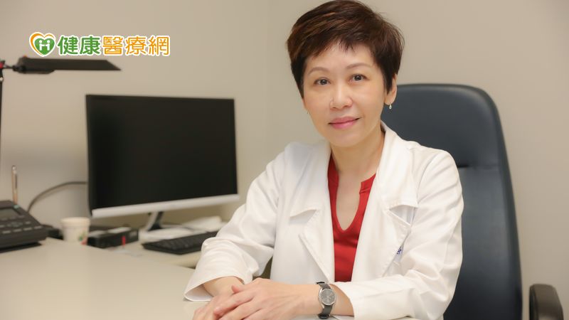 鄭翠芬醫師指出，許多停經前的年輕乳癌患者，常於化療一年半載後，卵巢又開始分泌雌激素，有較高的機率助長癌細胞繁殖，可能導致乳癌再度復發的風險。
