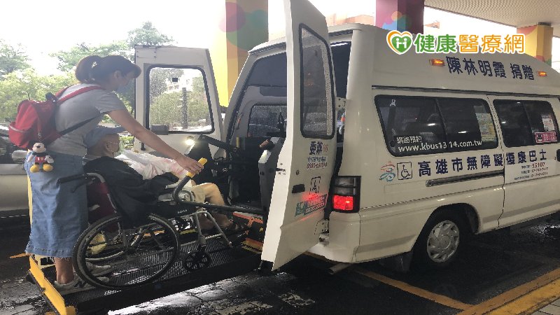 透過院方門診系統與復康巴士訂車系統，讓醫護人員提早安排看診順序，提供病友更有效率的就醫與運輸服務。