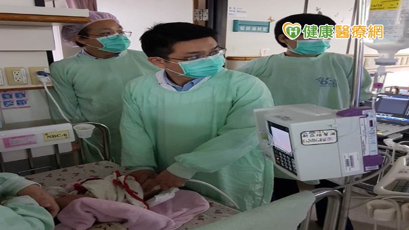 陳文發醫師正為新生兒做髖關節超音波檢查。