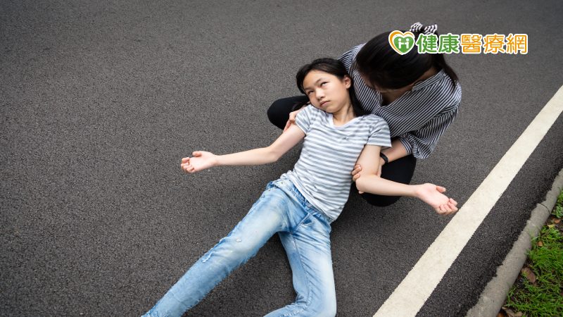 林龍昌主任呼籲，通常發作小於5分鐘不會有生命危險，若超過5分鐘仍未停止，則應盡快就醫治療，通常熱性痙攣不建議使用藥物，但若孩子每次發燒都會頻繁發作，可考量是否在發燒期間間歇使用抗癲癇藥物，以控制病情。