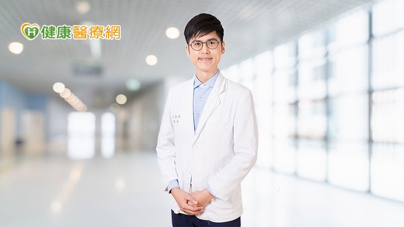 許伯爵醫師提醒，若關節處出現異常腫痛時，千萬不要只靠吃止痛藥而輕忽病症，應盡速尋求專業醫師診斷及治療，及早發現及早治療是類風濕性關節炎獲得有效控制的不二法門。