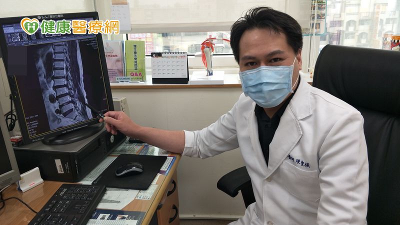 陳聖祺醫師筆指處為第二至第五腰椎神經管狹窄症及神經壓迫位置(Photo by由童綜合醫院提供)
