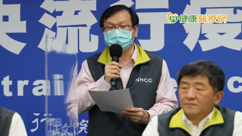 指揮中心表示，個案5月20日返國入境時主動告知有症狀，由機場檢疫人員採檢後送至集中檢疫所隔離，於今日確診，目前住院隔離治療中。