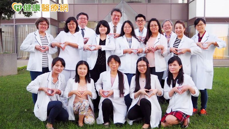 為給乳癌患者最好治療，中國附醫乳房醫學中心成立多專科醫療團隊。有血液腫瘤科、整形外科、復健科、放射腫瘤科、中醫等相關科別，匯集每個專家意見，給予每個病人專屬的客製化精準治療。