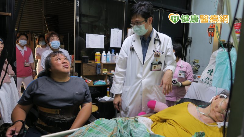 只要患者需要重度居家醫療，都可向彰化醫院醫護人員諮詢及申請，讓行動不便的患者免除舟車勞頓，家屬也比較安心。