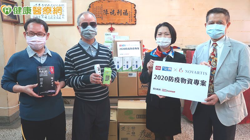 台灣諾華與聯合勸募成立「防疫物資專案計畫」左至右，中華視障安養福利協會張富源理事長，王錫卿秘書長，台灣諾華謝麗娟總裁，聯合勸募常務監事金世朋。