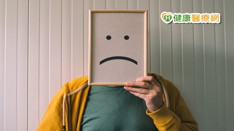 英國劍橋大學（University of Cambridge）學者拉姆絲（Olivia Remes）指出，微笑憂鬱症（Smiling Depression）指的是「有憂鬱問題，但卻成功將問題隱藏的人」。這樣的人，表面看起來很快樂，內心其實非常憂鬱。