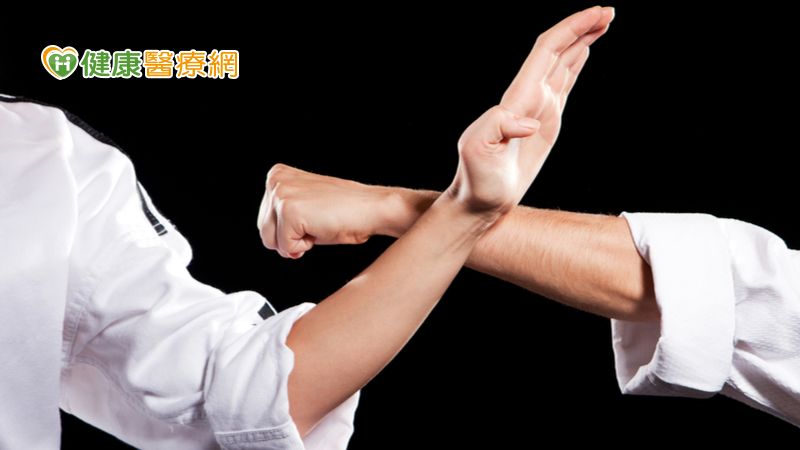 中醫治療方法具有消腫止痛之功效，操作簡單，方便選手或運動訓練及比賽時傷害後的即時治療。