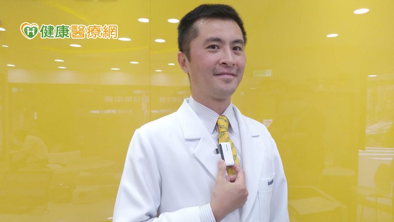蔡鋕鑫資深聽力師建議，幼童耳道大小隨發育還會改變，可選用耳掛型，並使用耳模，屆時只要更換耳模，不用換助聽器。另外學齡孩童，應考慮遠端麥克風系統，有些知名助聽器選配中心方案是免費贈送，還提供聽語服務課程，教導幼童、家長聽力復健資訊。