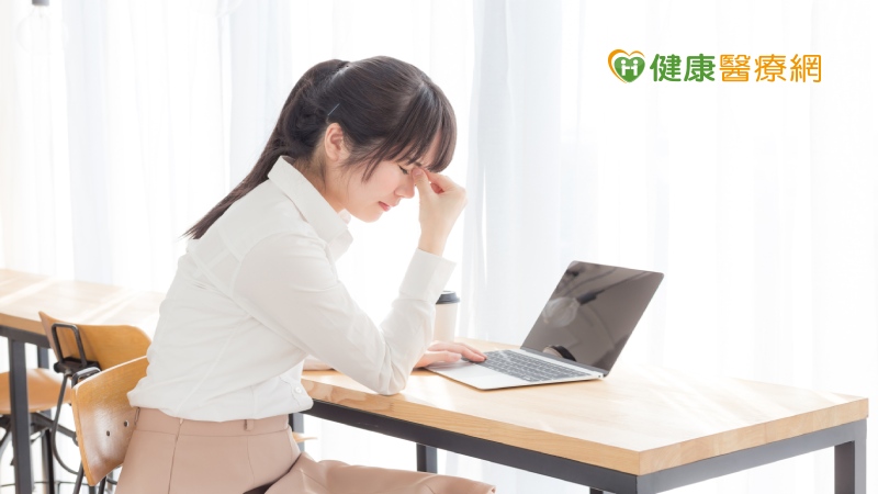 眼科醫生Rishi Singh表示，將近9成螢幕使用者都經歷電腦視覺症候群，出現視力模糊，眼睛灼熱或刺痛，對光敏感，頭痛、背部和頸部疼痛。