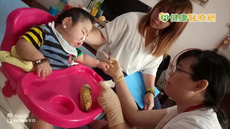 看到孩子努力吞下第一口食物的模樣，媽媽感動道：「孩子沒關係，我知道你比較慢，請你一定要加油，我會一直陪著你！」