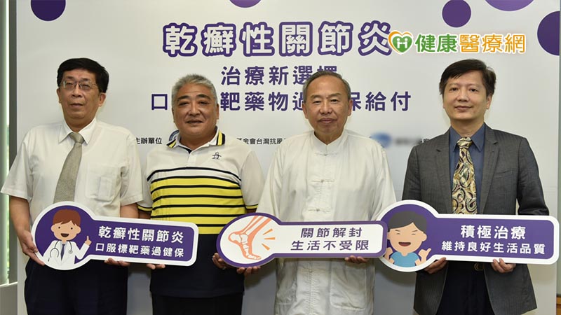 左起為蔡長祐醫師、患者張先生、蔡世滋醫師、蔡呈芳醫師合影。