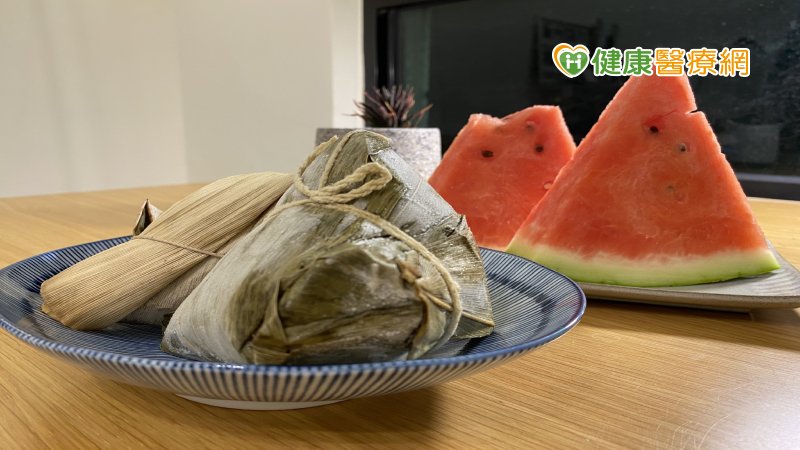 西瓜性偏冷，不宜與粽子一起食用，易造成腸胃不適。