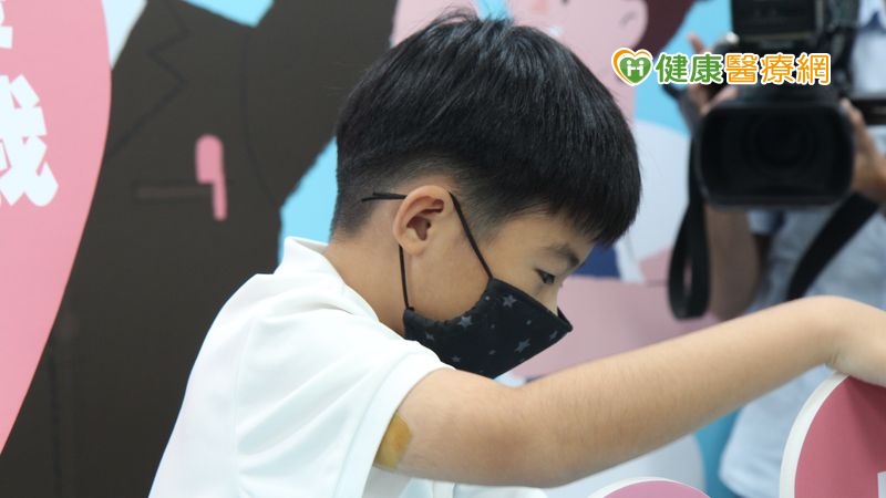 先天性糖尿病童仔仔,4歲時發病,求學時曾一度被拒,所幸台南一所公立學校建構善校園,由全校師生、校護及同學協助下,讓仔仔開心成長。(照由衛福部國健署提供)