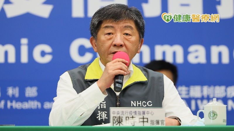 指揮中心表示，為完備部署國內醫療診治應變，持續擴大檢驗量能，目前已設有45家指定檢驗機構，每日最大檢驗量達5,900件以上，檢驗件數占整體量能4%，並提升檢驗時效，於24小時內取得檢驗報告
