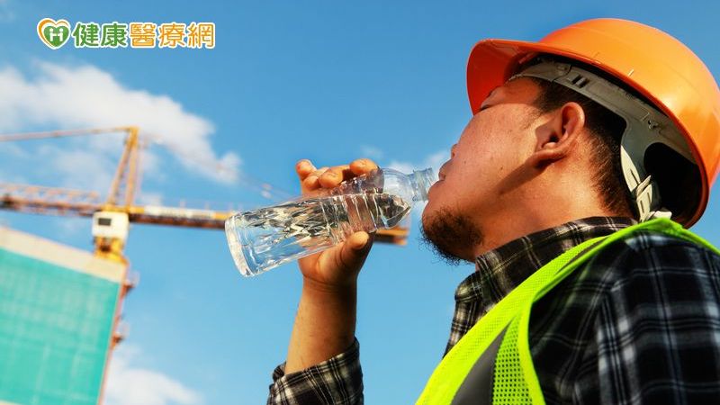 食道「長斑」是罹癌前兆？　家醫科醫師篤定說「免驚啦」