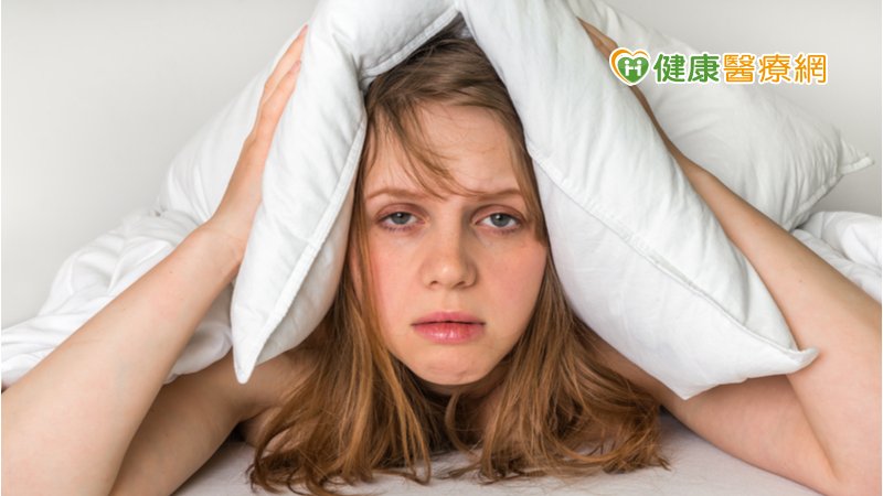 所謂光就是影響生理時鐘的關鍵因素，主要因進入眼睛的亮光會刺激黑視素，讓身體明白該工作或休息，因此對的時間用光激活黑視素，在工作時能精神飽滿，休息時則能身心放鬆。