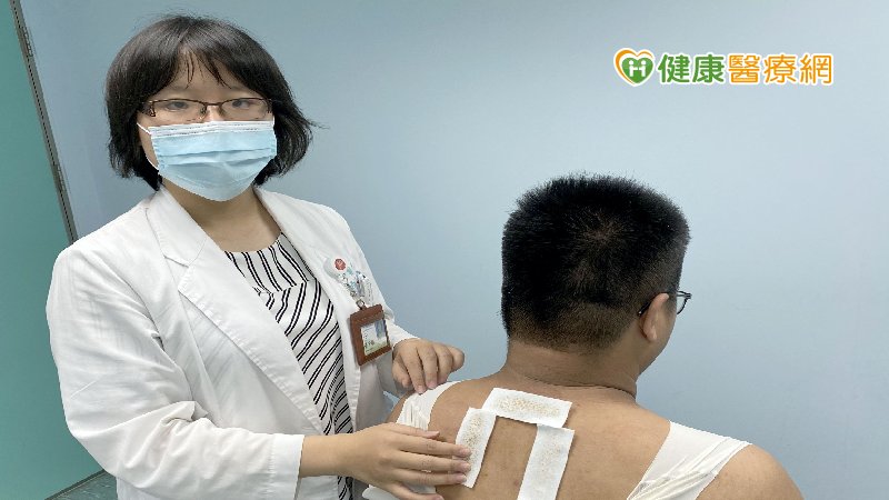 三伏貼運用在治療過敏性疾病已久，體質偏虛偏寒者，也有國內外實證醫學證實，穴位貼敷對於過敏性鼻炎、氣喘以及慢性阻塞性肺病有明顯療效。