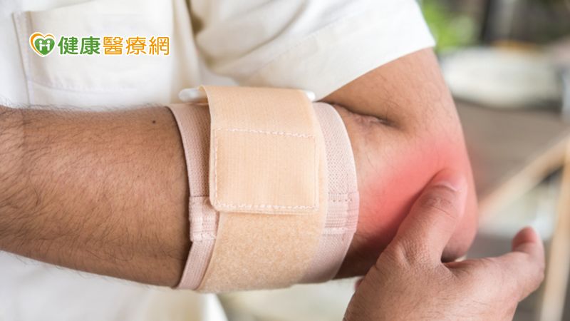 網球肘主要症狀為手肘關節外側，且在肱骨外側上髁有明顯的壓痛，通常在進行抓握的動作時會感到疼痛；或是當手腕向下彎曲時會出現握力變弱、手臂無力的情形。