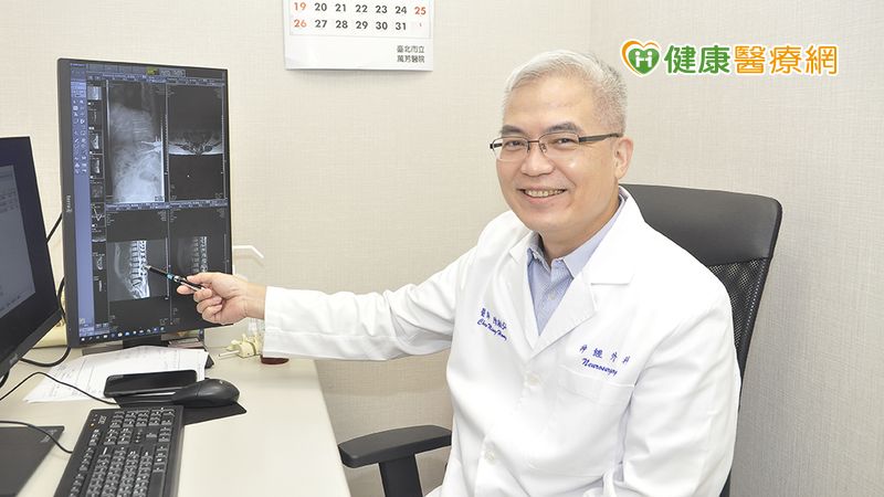 萬芳醫院神經外科主任陳敏弘講解脊椎微創手術成果。（照由萬芳醫院提供）