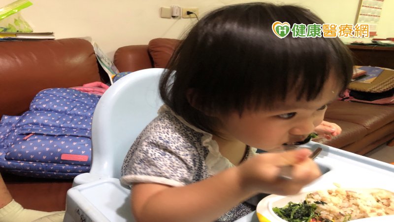 通常孩子兩足歲時就不會再流口水且和成人飲食狀況相同，但若孩子仍依賴奶瓶餵食，且總是不經意流口水，就恐是口部功能發展出現問題。