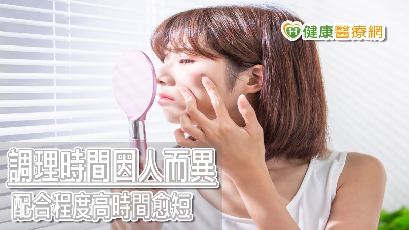 林郁晴指出，粉刺與痘痘兩者的區別在於有沒有發炎反應的發生。粉刺的起因是皮脂分泌過多，但沒有造成嚴重的發炎反應，只要將多餘的油脂清掉即可，若沒有清理，持續堆積，毛囊周圍會發炎，演變成發炎性的青春痘。