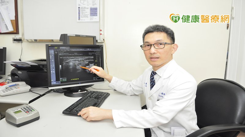 過去傳統手術由脖子切口進行病灶切除，經常留下明顯疤痕，影響美觀，如今，運用最新的經口甲狀腺手術，可以免除此一困擾，治癒甲狀腺疾病。