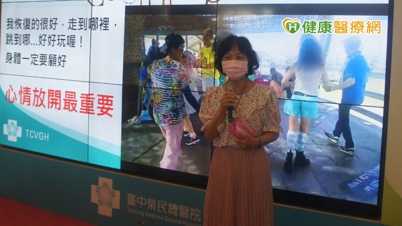 陳小姐分享末期扁桃腺癌治療過程,呼籲病友如果不幸罹癌,千萬要勇敢面對並積極接受治療。(照由台中榮總提供)