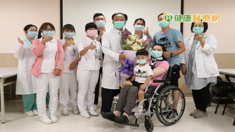 脊髓空洞症是相當罕見的疾病，因病程緩慢，初期會出現上肢麻木無力、眩暈、噁心、嘔吐、步態不穩等症狀，嚴重時連行走時都需要他人攙扶，甚至失去知覺，許多患者因沒有在第一時間被正確診斷，導致延誤治療黃金時機，恐需在輪椅上度過餘生。