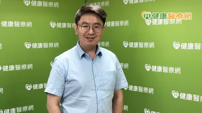 吳昭漢提醒，斜位是一個非常複雜的問題，可能發生在遠距離、近距離，又分外斜、內斜、垂直斜，斜位樣態非常多元，如果懷疑自己有斜位問題，應該交由合格的驗光人員，進行雙眼視機能的評估檢查，才能完整的分析眼睛狀況，好擬定後續的處置計劃。