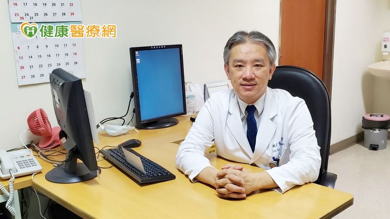 林宗憲醫師指出，急性心肌梗塞的治療，透過心導管手術，把血管狹窄處用氣球撐開，甚至置放冠狀動脈支架，恢復正常血流；此外，醫師還會使用抗血小板的藥物，來減少血栓的形成，以避免血管阻塞。