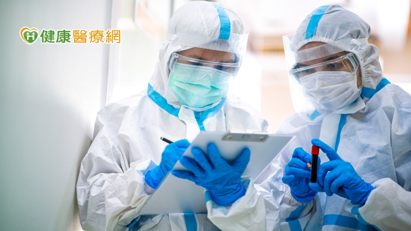 莊人祥說，考量「深喉唾液」不輸「咽喉拭子」，且採檢人力需求較低，只要有醫護人員在旁確認民眾採檢動作正確即可，過去則需一名醫師搭配一名護理人員，有助減少醫療人員負擔。