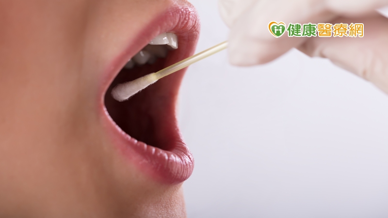 美國食品藥品監督管理局（FDA）近來緊急授權使用第五個口水試劑組，表示其侵入性小、便宜且方便。