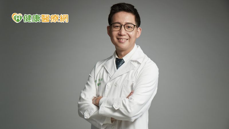 爺爺走路不穩又健忘　竟是水腦症非老化現象