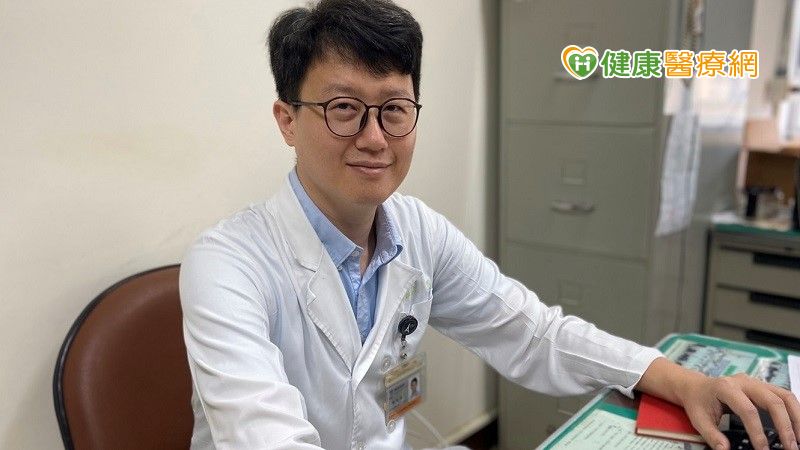 許志堅醫師更進一步提到，一般認為乾眼症是因老化、女性停經、眼睛感染，手術，或用藥等因素所造成的淚液分泌不足或淚液容易蒸發所導致。但研究也認為，角膜神經在以上的因素當中扮演了關鍵的角色。