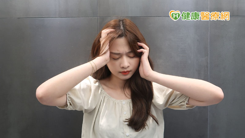 許多女性都受偏頭痛所苦。