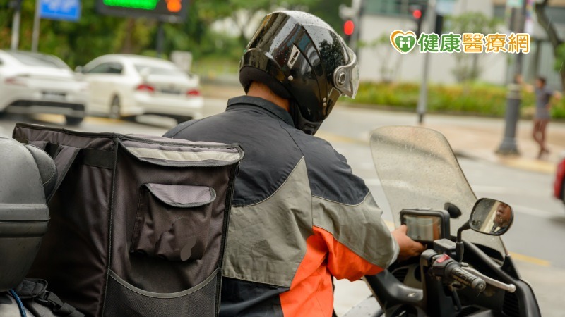 外送族群或單車族、高溫工作者每天汗流浹背，長時間讓皮膚處於悶熱不通風的環境，加重出油、毛孔阻塞與細菌滋長的情形，再加上來回奔走送餐，衣服頻繁摩擦肌膚，都容易使細菌、黴菌增生，痘痘、毛囊炎問題加倍惡化。