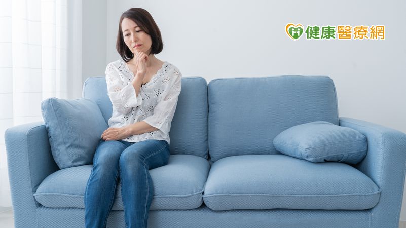 目前荷爾蒙藥物有4種以上，且有口服、皮膚、陰道吸收等劑型。施以中醫師提到，其中「組織選擇性的荷爾蒙療法」是治療趨勢，該藥物非直接給予荷爾蒙，而是提供荷爾蒙的原料，讓身體自行調配製造。