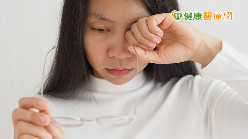 突如其來的飛蚊症…5天後「看嘸」！　竟是視網膜剝離惹禍