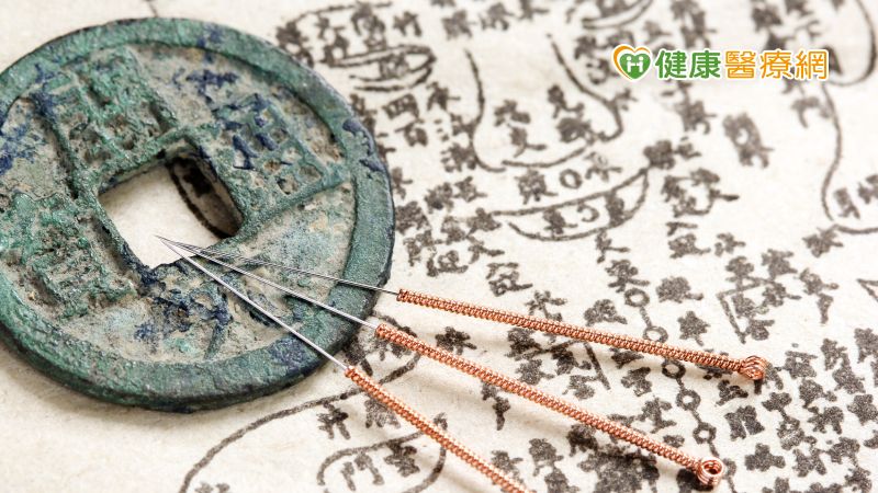 指出，西醫主「攻」，中醫主「守」，尤其每個人體質基準不同，藉由中西醫合療，為癌症 病人調理體質，幫助減輕癌症術後放、化療副作用。