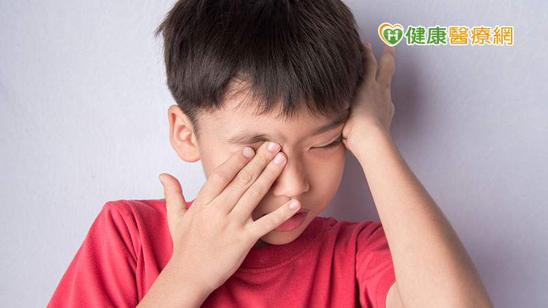 小兒戲水得紅眼症！醫：媽媽往往加劇傳染　做這2件事好得快