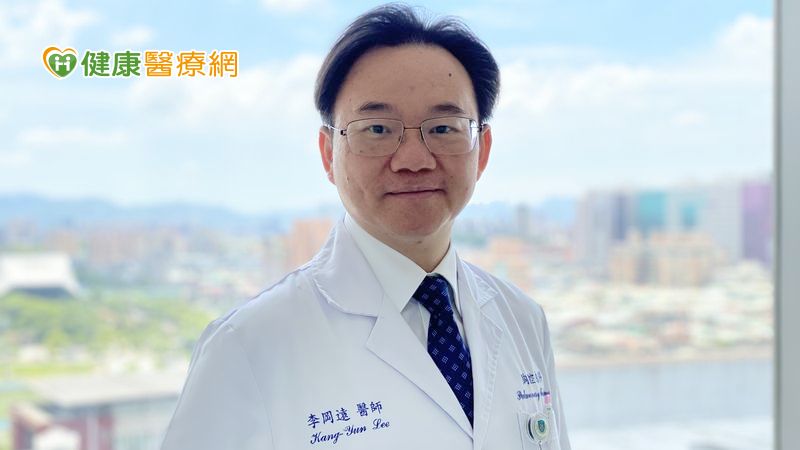 李岡遠醫師說明，晚期肺腺癌無法以手術清除腫瘤，以全身性治療為主，目前肺癌走向精準醫療，患者應優先基因檢測，找出相對應的標靶藥物，若無基因突變，則能選擇化療、免疫治療。