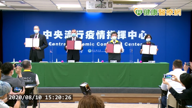 「台灣在公共衛生、資訊分享的協作防疫成果，世界有目共睹，也是美國想要響應並肯定的價值。」台美今日正式簽署醫衛合作備忘錄，由美國在台協會（AIT）酈英傑處長、美國衛生部長阿札爾、衛福部長陳時中，以及外交部台灣美國事務委員會楊珍妮主任委員共同簽署。
