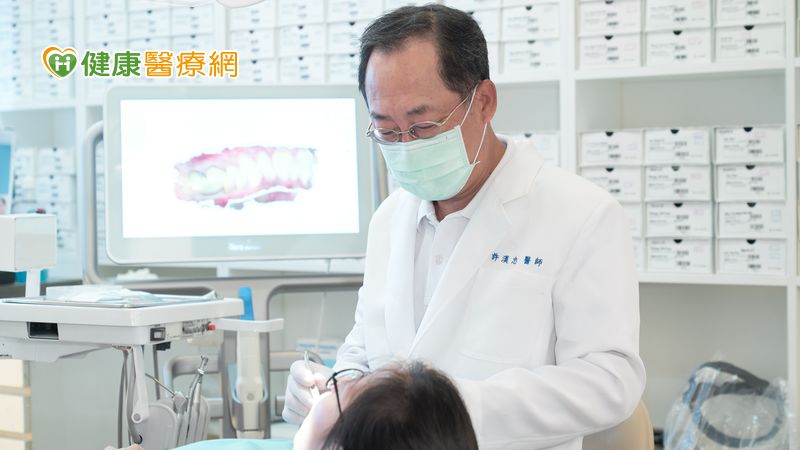 許漢忠醫師認為，進行隱形牙套療程時，患者的醫囑遵從度與定期回診為成功關鍵因素，患者一天必須戴隱形牙套20小時以上，矯正效果才不會大打折扣。