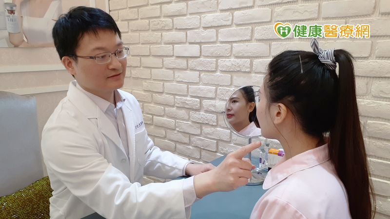 曾文杰醫師指出，接受埋線拉提後，多數患者的下巴線條都能獲得改善，無論從哪個角度拍照，都能呈現漂亮輪廓。