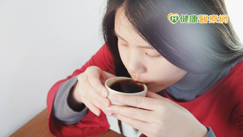 食藥署對此強調，咖啡是常見的飲品，會與某些藥物形成交互作用，產生不良反應，不宜與藥品同時併服，且咖啡過量可能會導致心悸及影響睡眠，反而身體更不適。