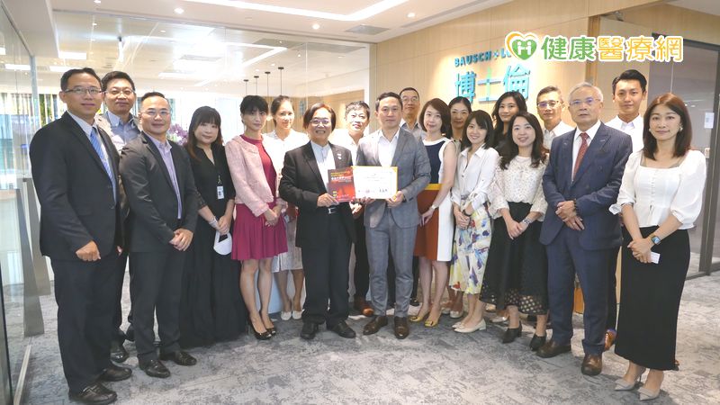 TPMMA理事長高孟熙一行人今（8）日前往博士倫，頒發榮譽MR證書給該公司符正華總經理；高孟熙理事長表示，MR認證制度的推動，歷年來受到衛生主管機關的多方協助，單位主管均親臨擔任認證訓練講師，對MR認證制度表示肯定與支持。