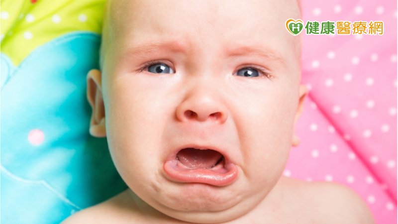 為什麼寶寶一直哭？醫師教你從這些判斷找原因 